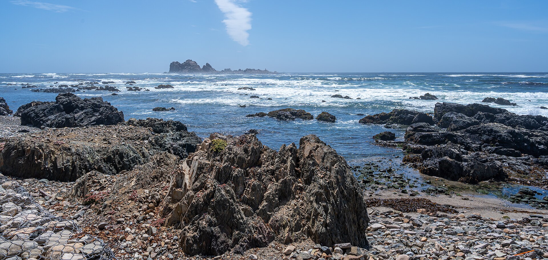 Roqueríos y océano en Playa Las Brisas de Los Vilos